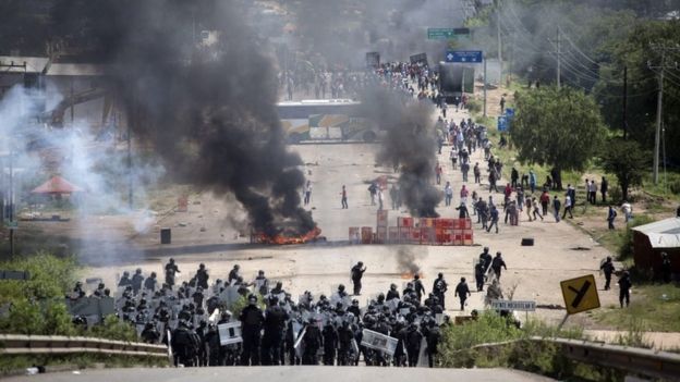 Mexico teachers protest: Six killed in Oaxaca clashes
