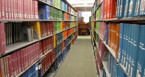 Ranger ses livres par couleur : un arc-en-ciel dans sa bibliothèque
