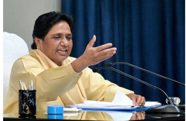 Citing family feud in SP, Mayawati calls for early polls in U.P.