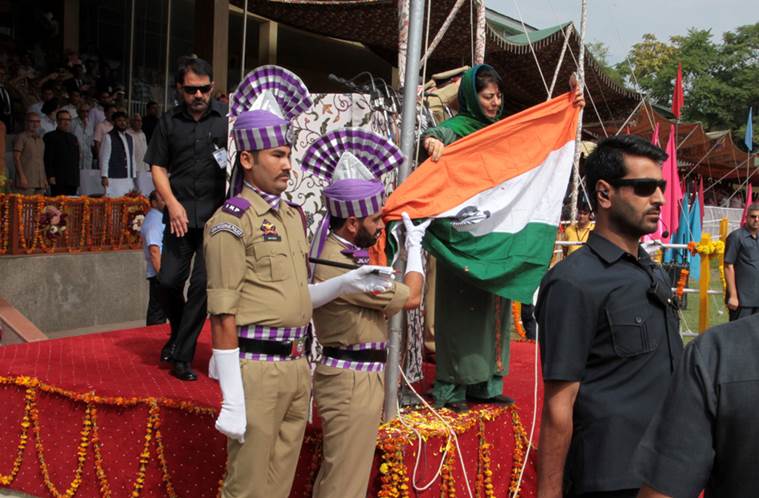 Jammu and Kashmir: National flag falls off post as Chief Minister Mehbooba Mufti unfurls it