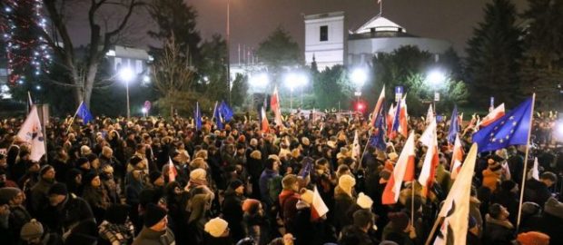 Poland protests: Crowds renew calls for press freedom